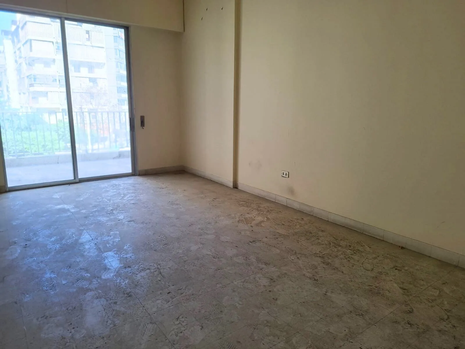 Fix it up! 4-Bedroom Apartment For Sale in Verdun, Beirut — photo 3