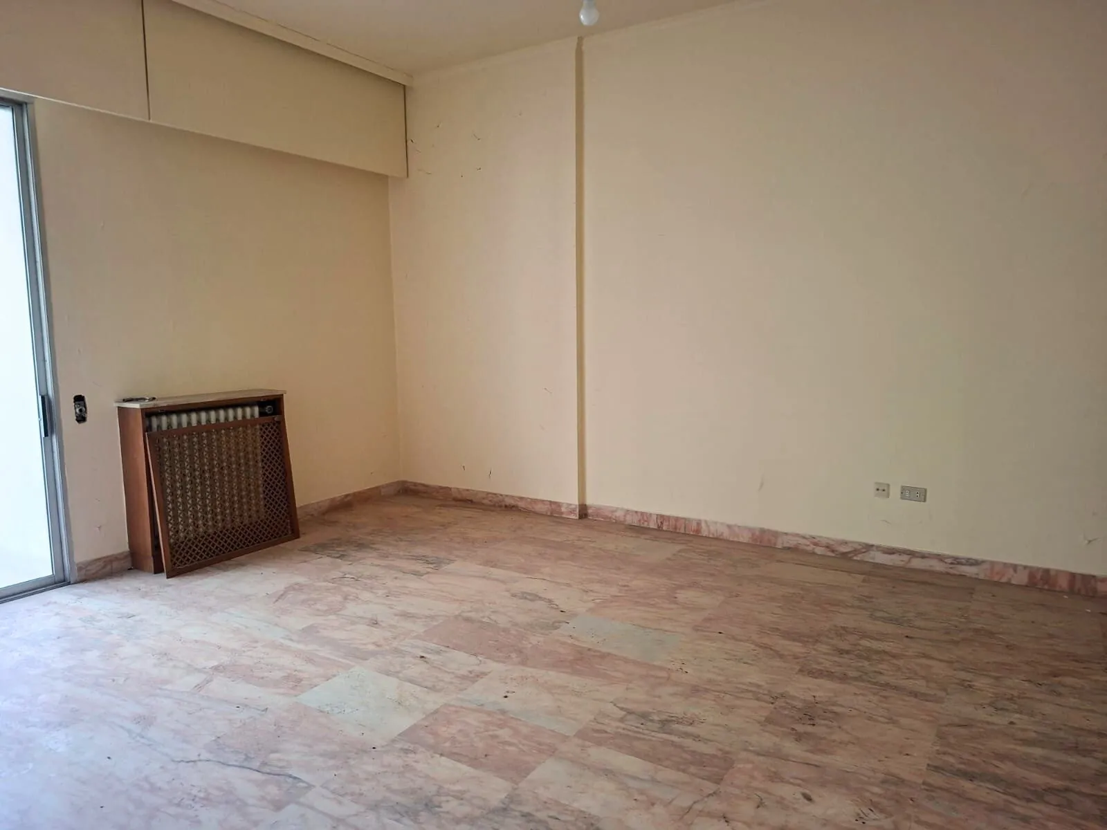 Fix it up! 4-Bedroom Apartment For Sale in Verdun, Beirut — photo 4