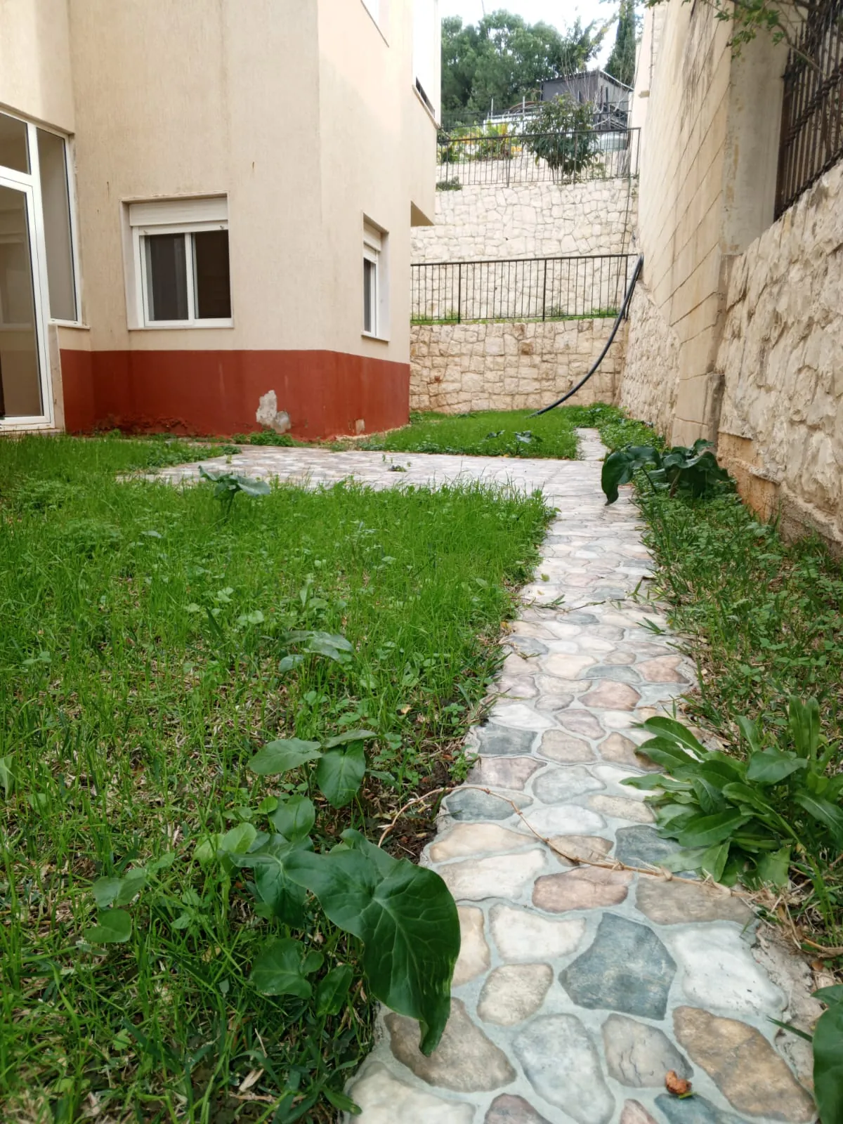 3-Bedroom Apartment With Terrace For Sale in Halat — الصورة 2