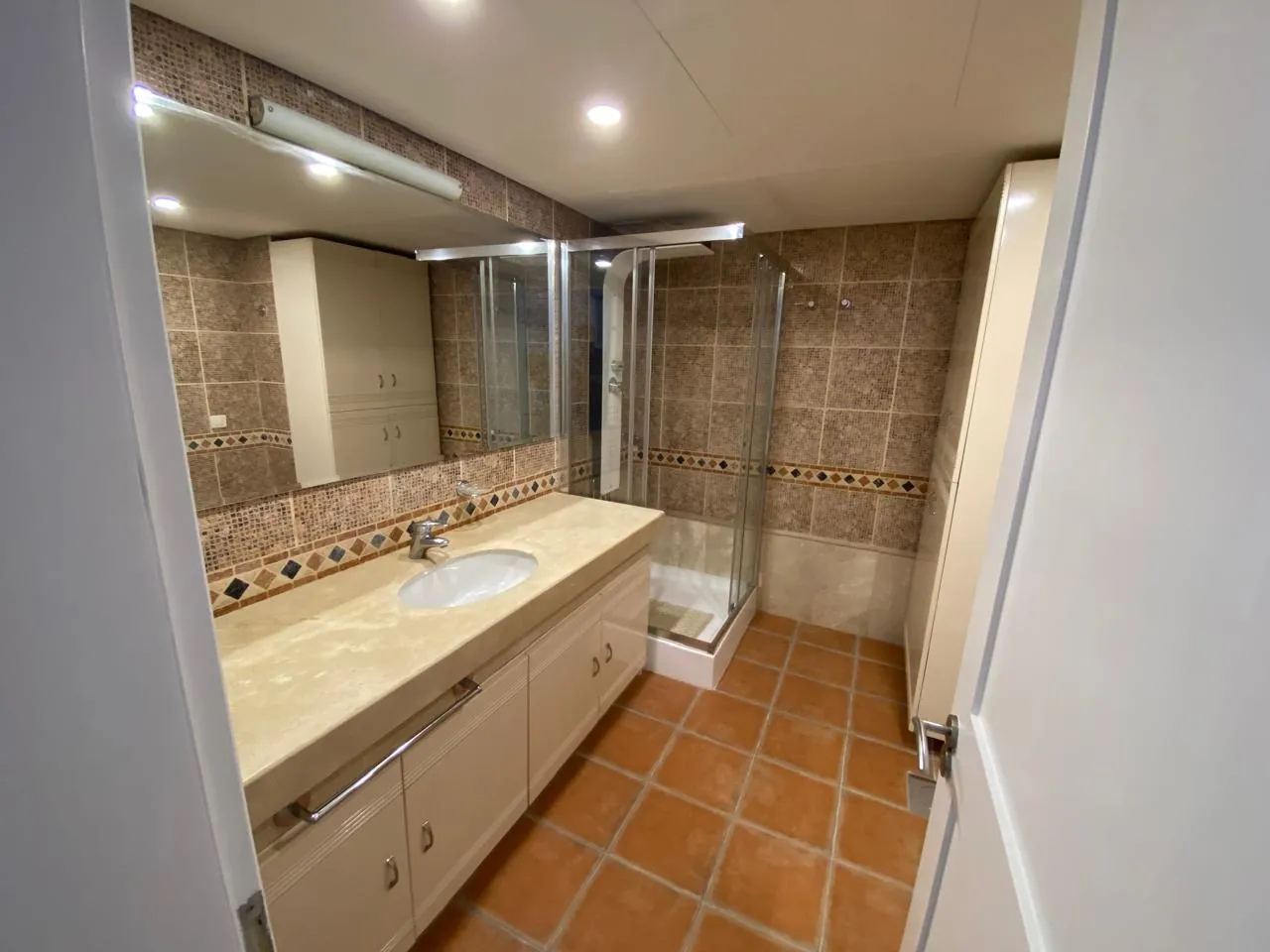 Fully Furnished Two-Bedroom Apartment For Sale in Saifi Village — الصورة 8