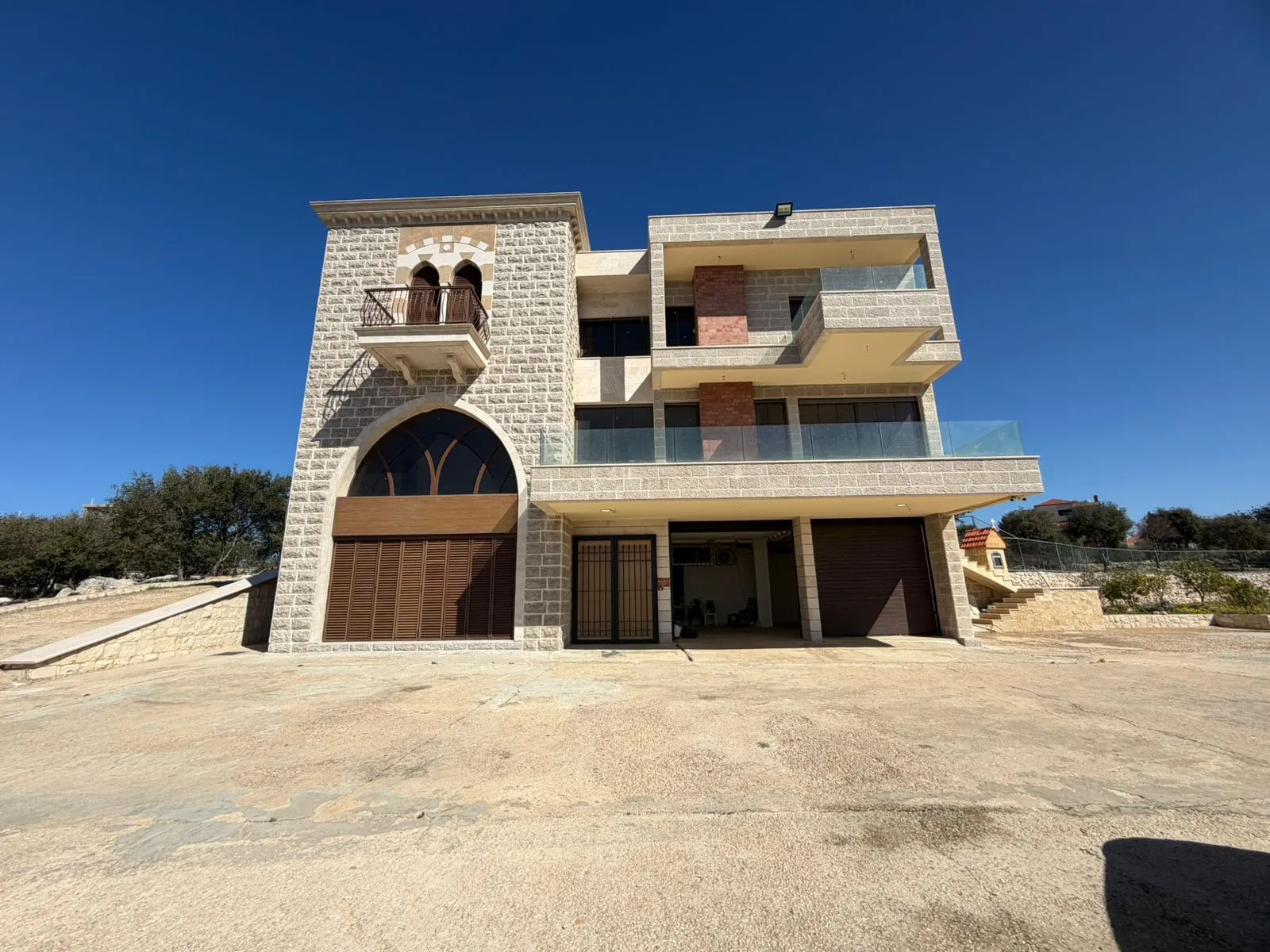 Exclusive! An Individual Villa For Sale in Ebrin, Batroun — الصورة 2