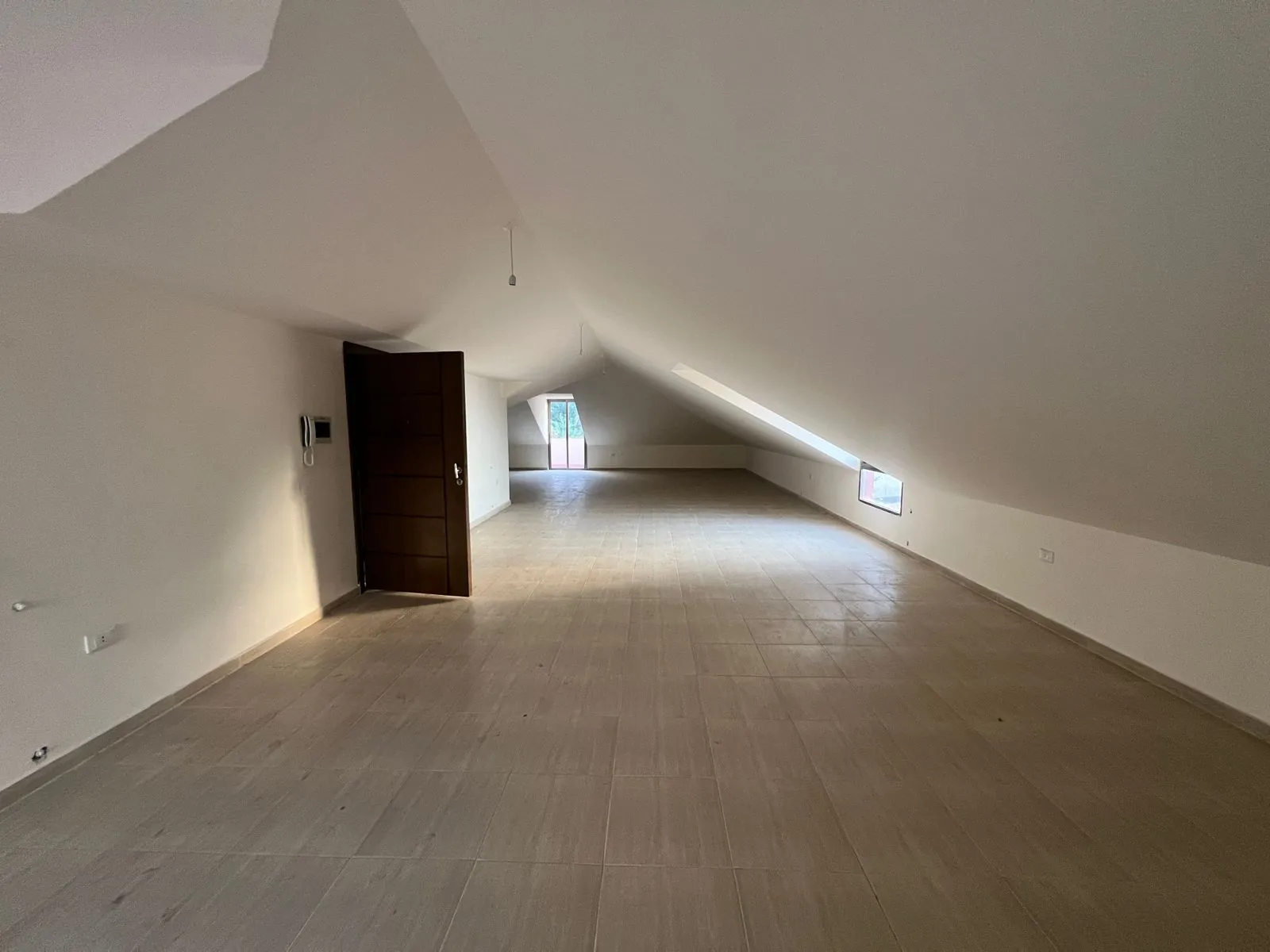 Brand New Apartment With Terrace And Roof For Sale in Wadi Chahrour — الصورة 2