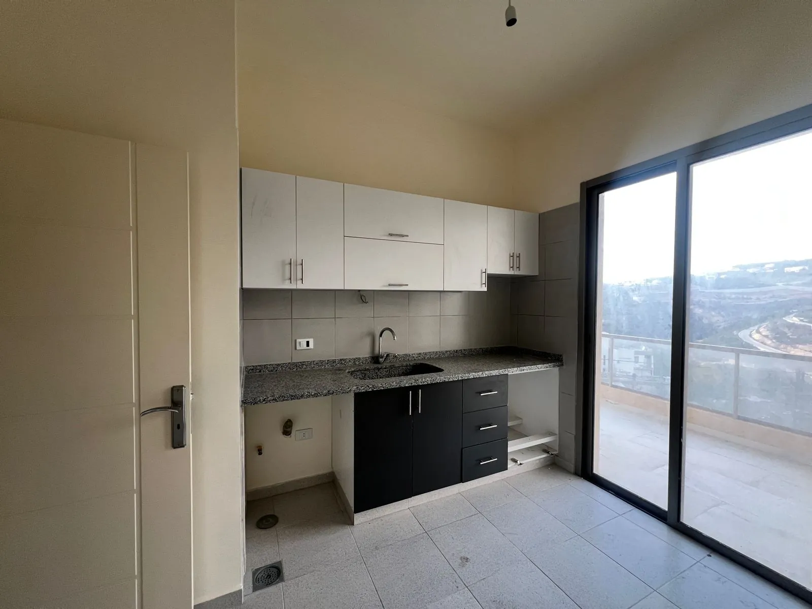 Brand New Apartment With Terrace And Roof For Sale in Wadi Chahrour — الصورة 5