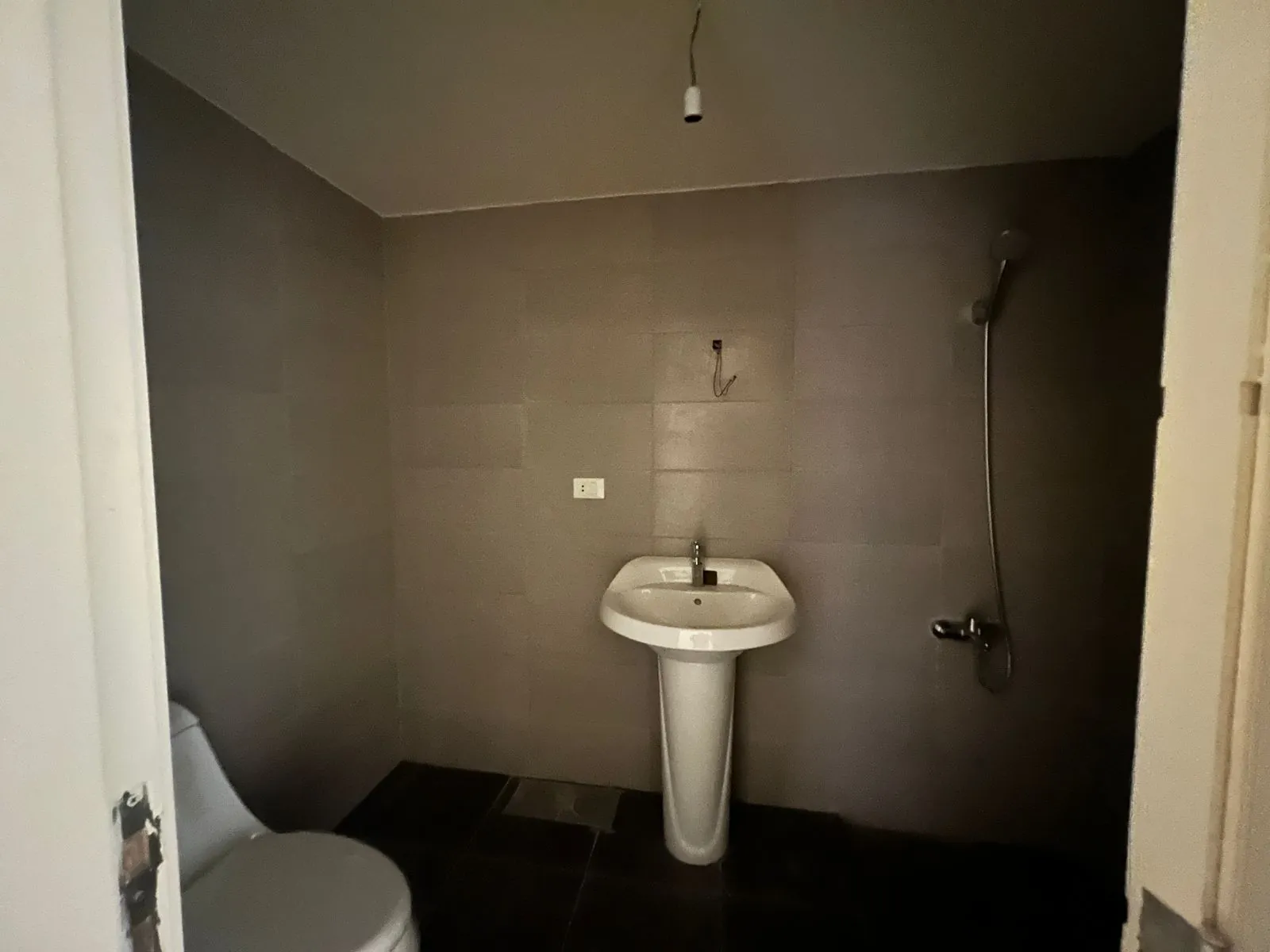 Brand New Apartment With Terrace And Roof For Sale in Wadi Chahrour — الصورة 7
