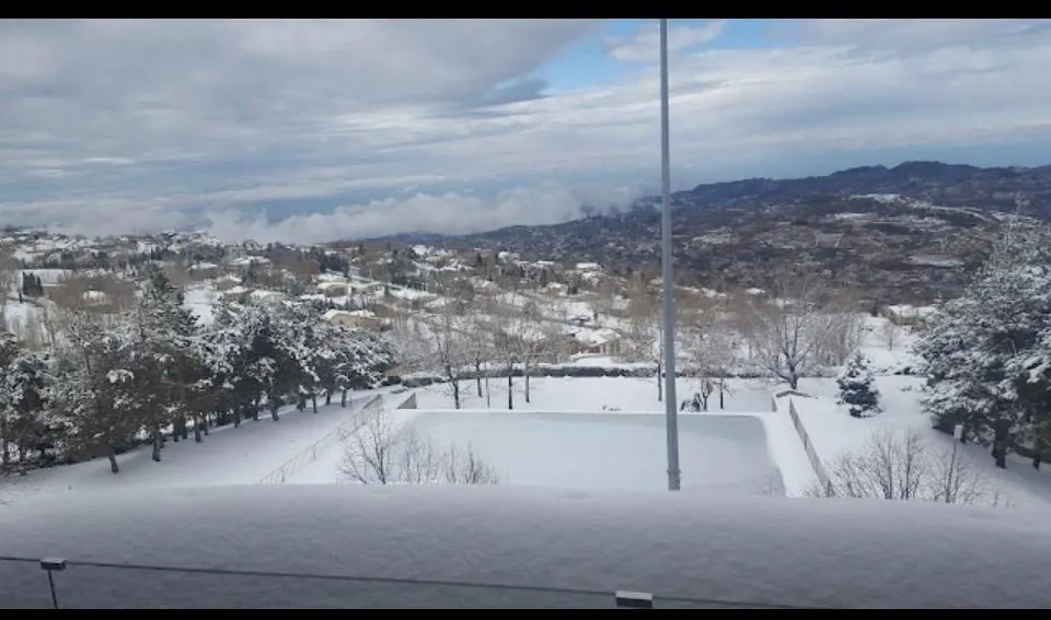 Beautiful 3-Bedroom Chalet For Sale in Tilal Kfarzebian — الصورة 10