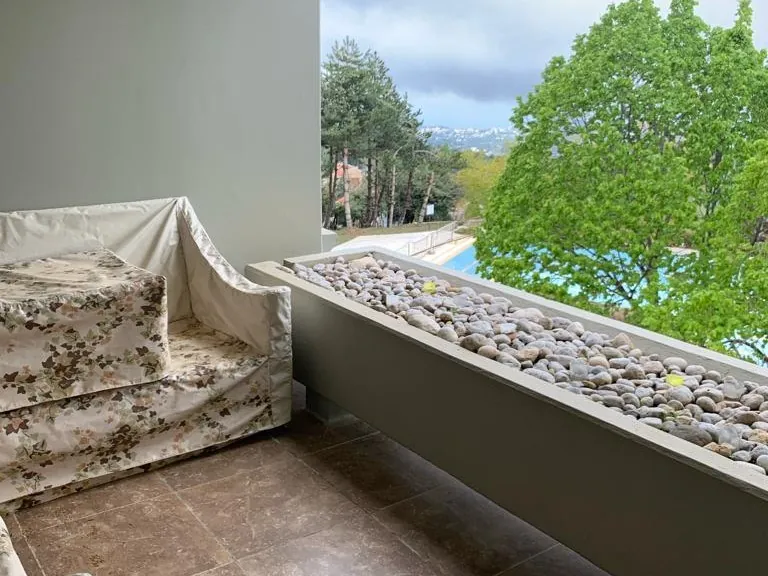 Beautiful 3-Bedroom Chalet For Sale in Tilal Kfarzebian — الصورة 3