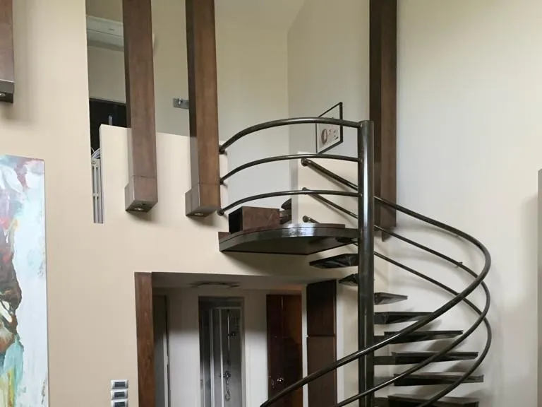 Beautiful 3-Bedroom Chalet For Sale in Tilal Kfarzebian — الصورة 4
