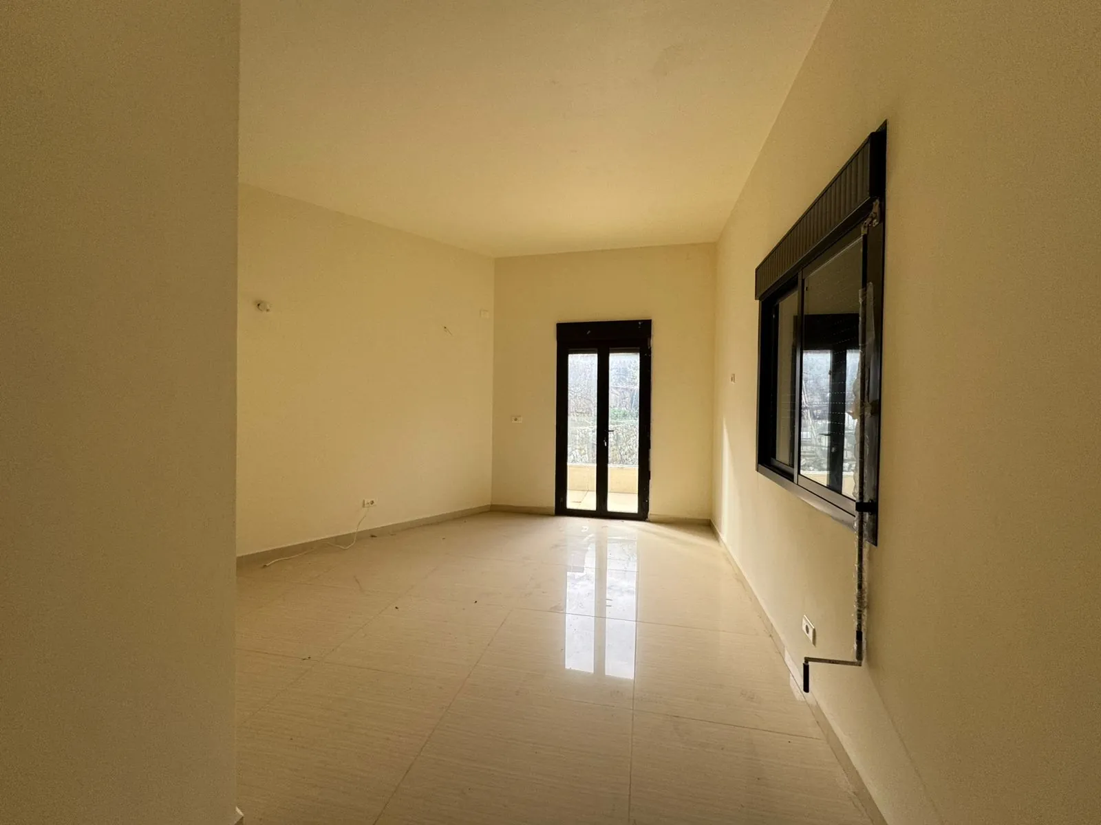 Brand New Apartment With Terrace For Sale in Ain Saadeh — الصورة 4