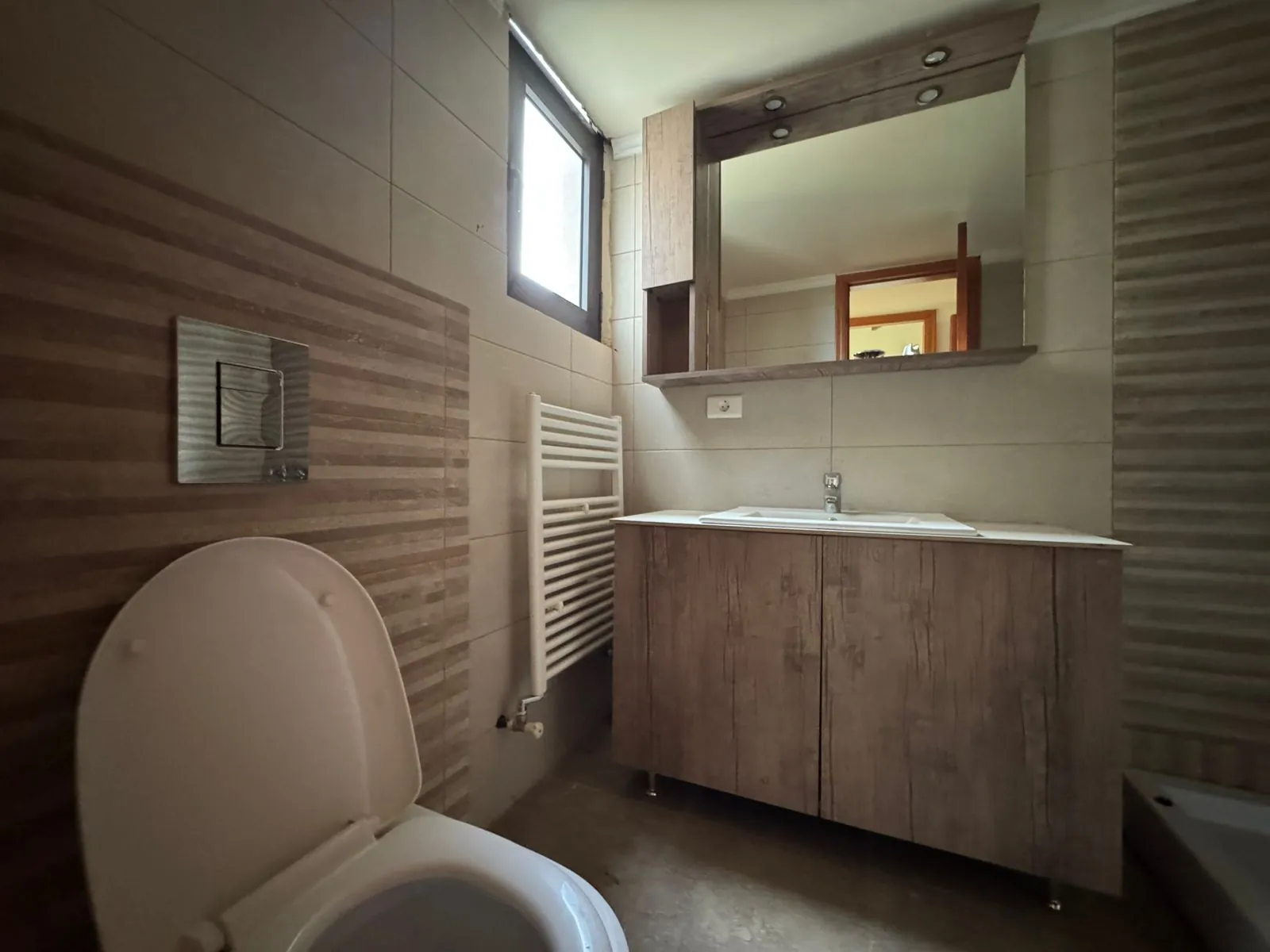 Brand New Apartment With Terrace For Sale in Ain Saadeh — الصورة 7
