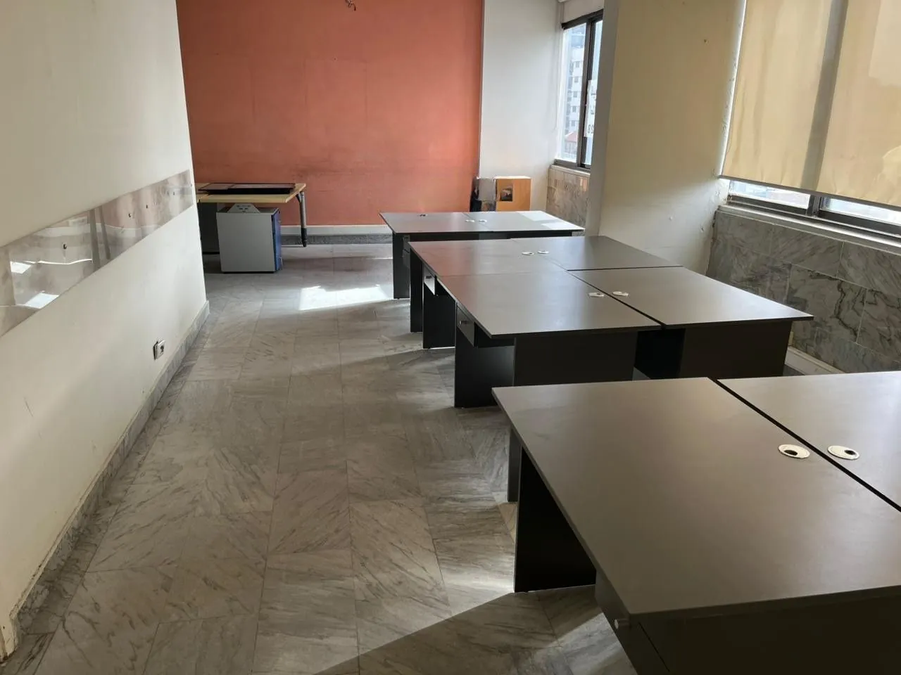 190 SQM Office For Rent in Great Location in Hamra, Ras Beirut — الصورة 2