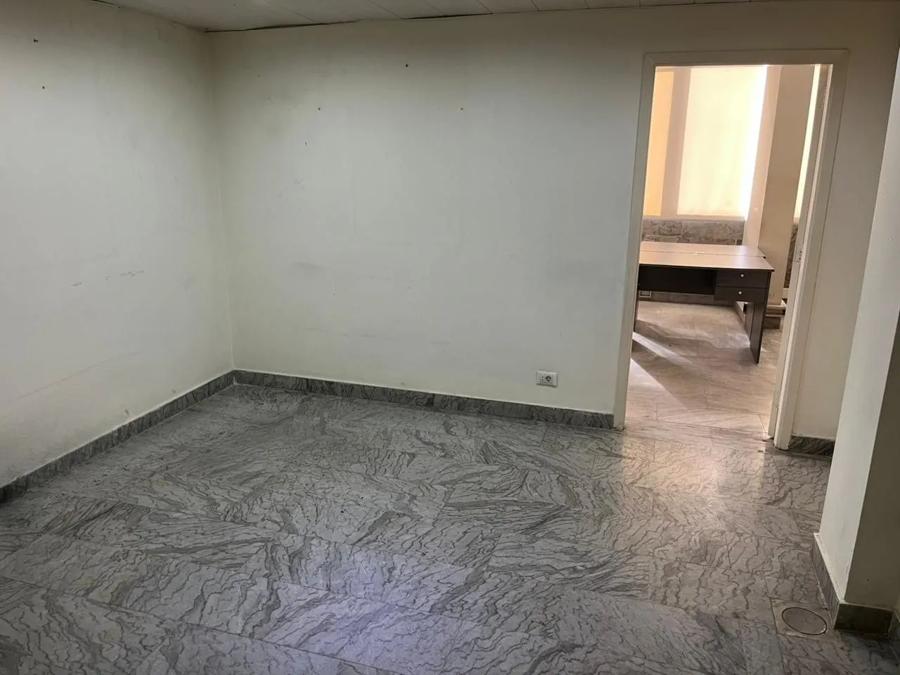 190 SQM Office For Rent in Great Location in Hamra, Ras Beirut — الصورة 3