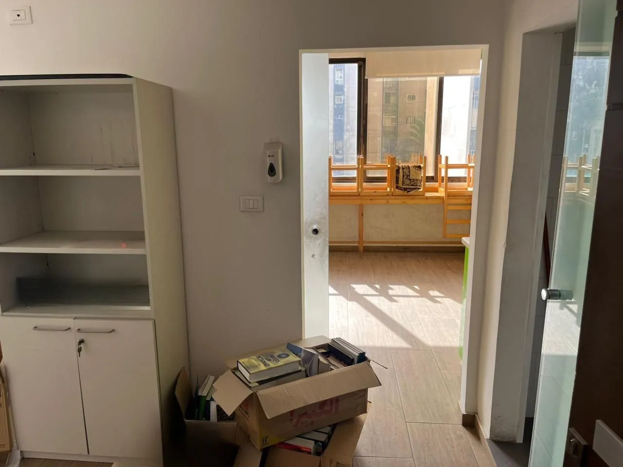 60 SQM Office For Rent in Great Location in Hamra, Ras Beirut — الصورة 4