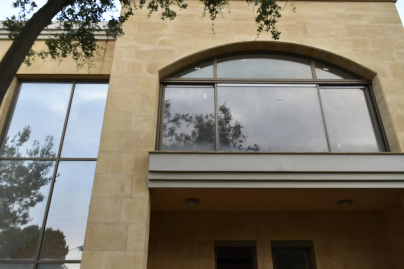 Exclusive! Charming Triplex Villa For Sale in A Prime Location in Broumana — الصورة 4