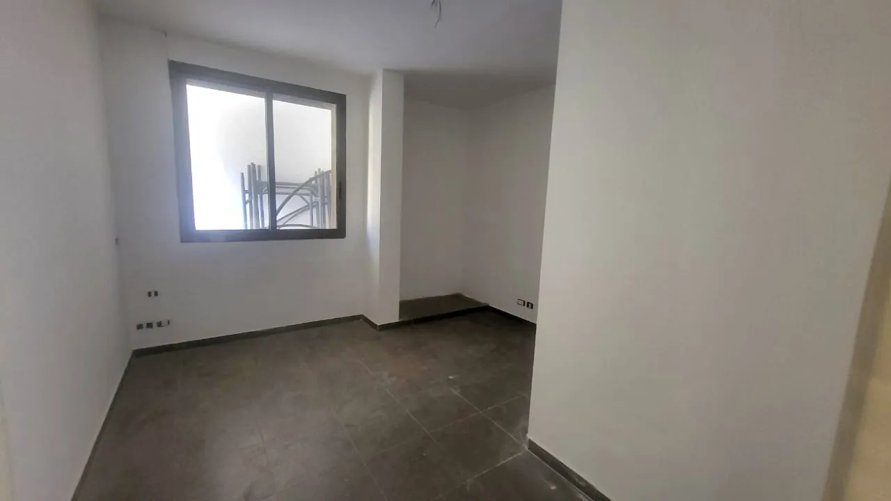 Spacious Brand New Apartment With Garden For Sale in Adma — الصورة 9