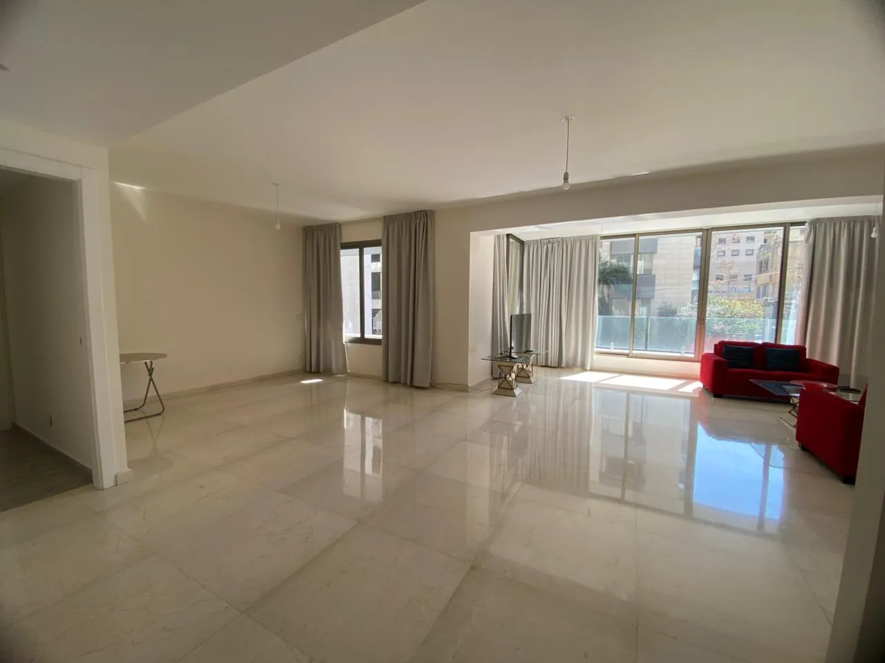 Bright 3-Bedroom Apartment For Rent in Kontari, Ras Beirut — الصورة 3