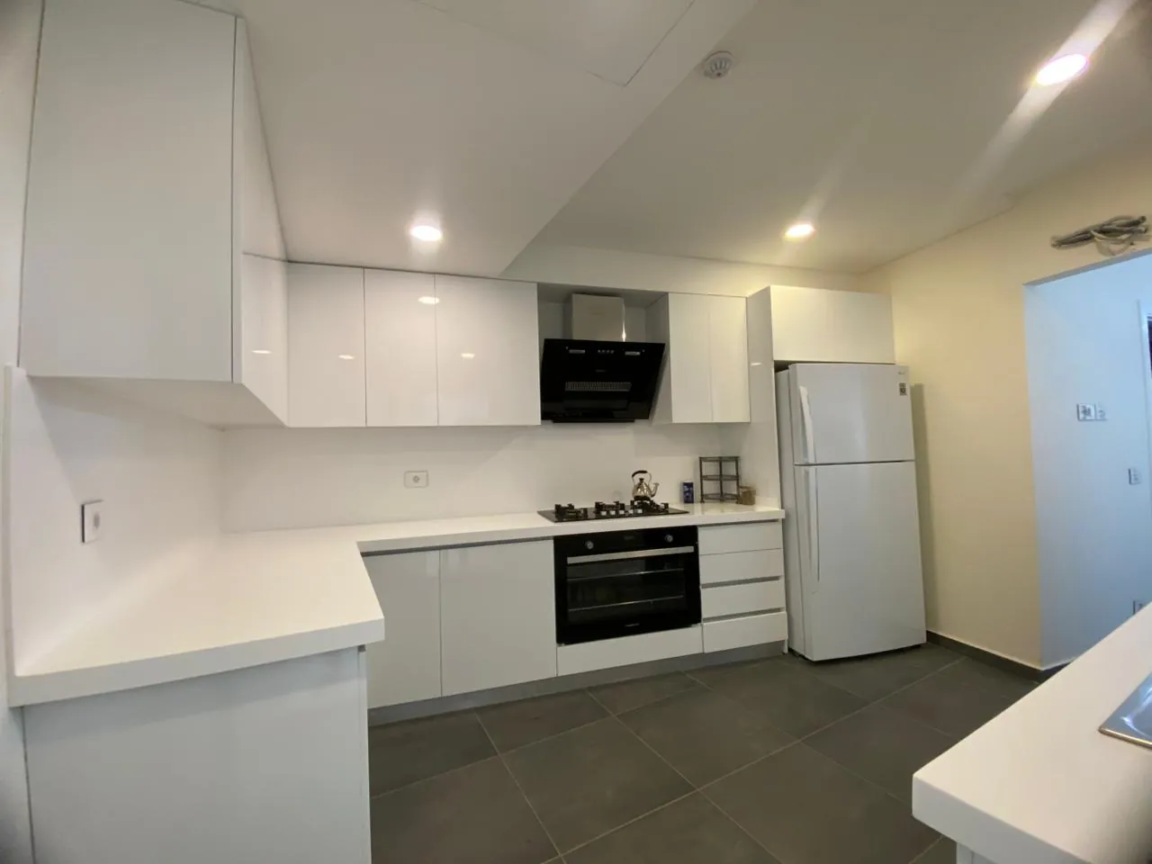 Bright 3-Bedroom Apartment For Rent in Kontari, Ras Beirut — الصورة 5