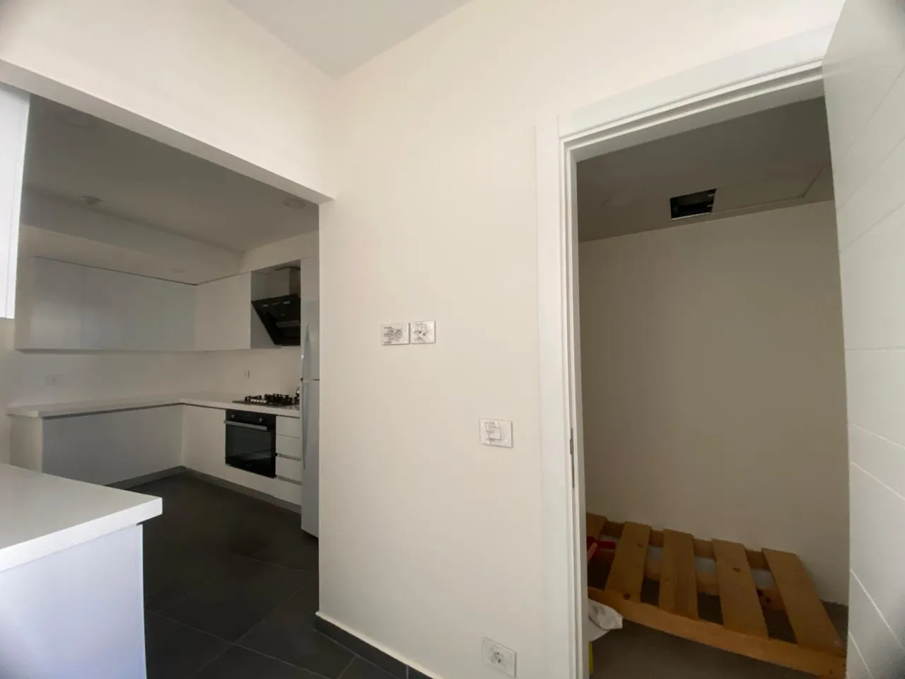 Bright 3-Bedroom Apartment For Rent in Kontari, Ras Beirut — الصورة 6