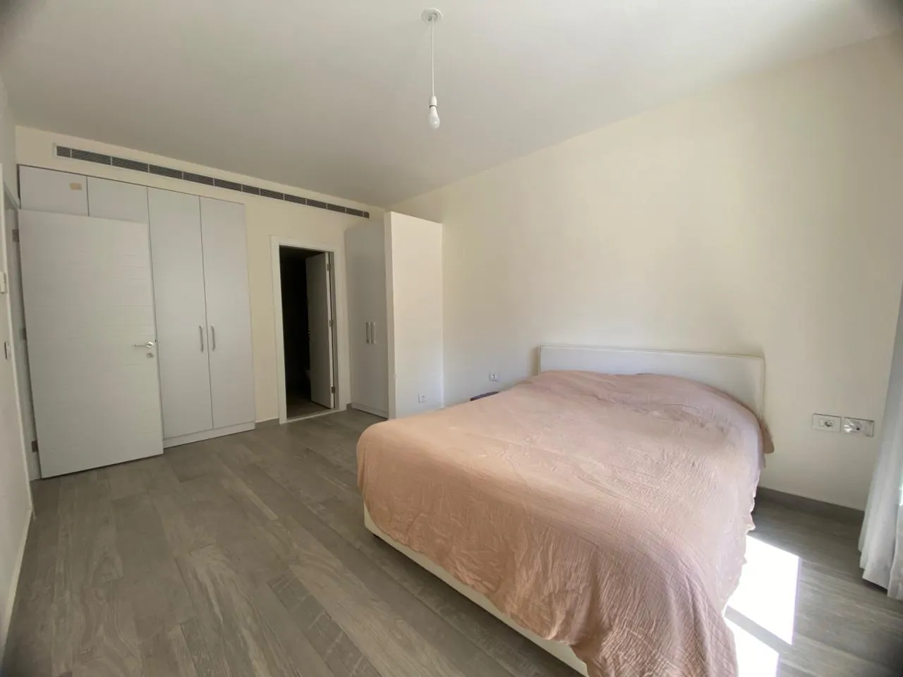 Bright 3-Bedroom Apartment For Rent in Kontari, Ras Beirut — الصورة 7