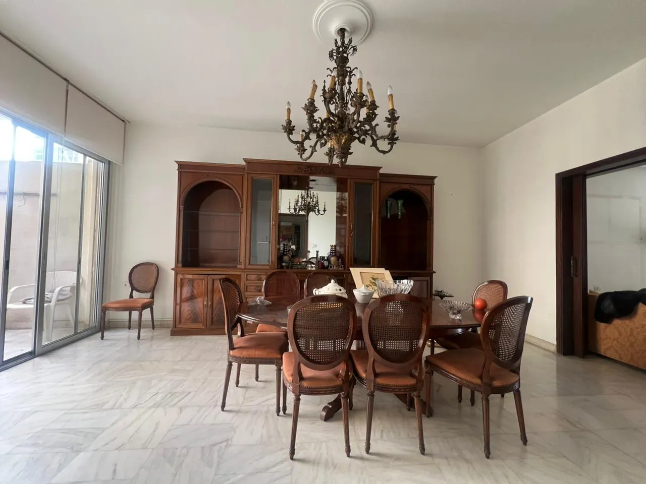 Fully Furnished 3-Bedroom Apartment For Sale in Achrafieh, Carré D'or — الصورة 4