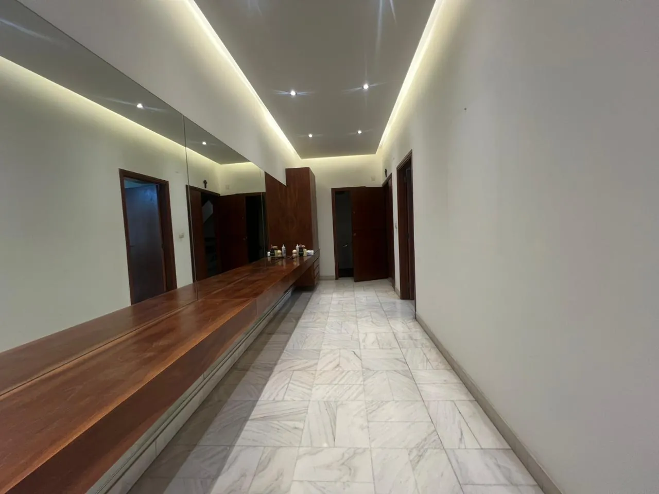 Fully Furnished 3-Bedroom Apartment For Sale in Achrafieh, Carré D'or — الصورة 9