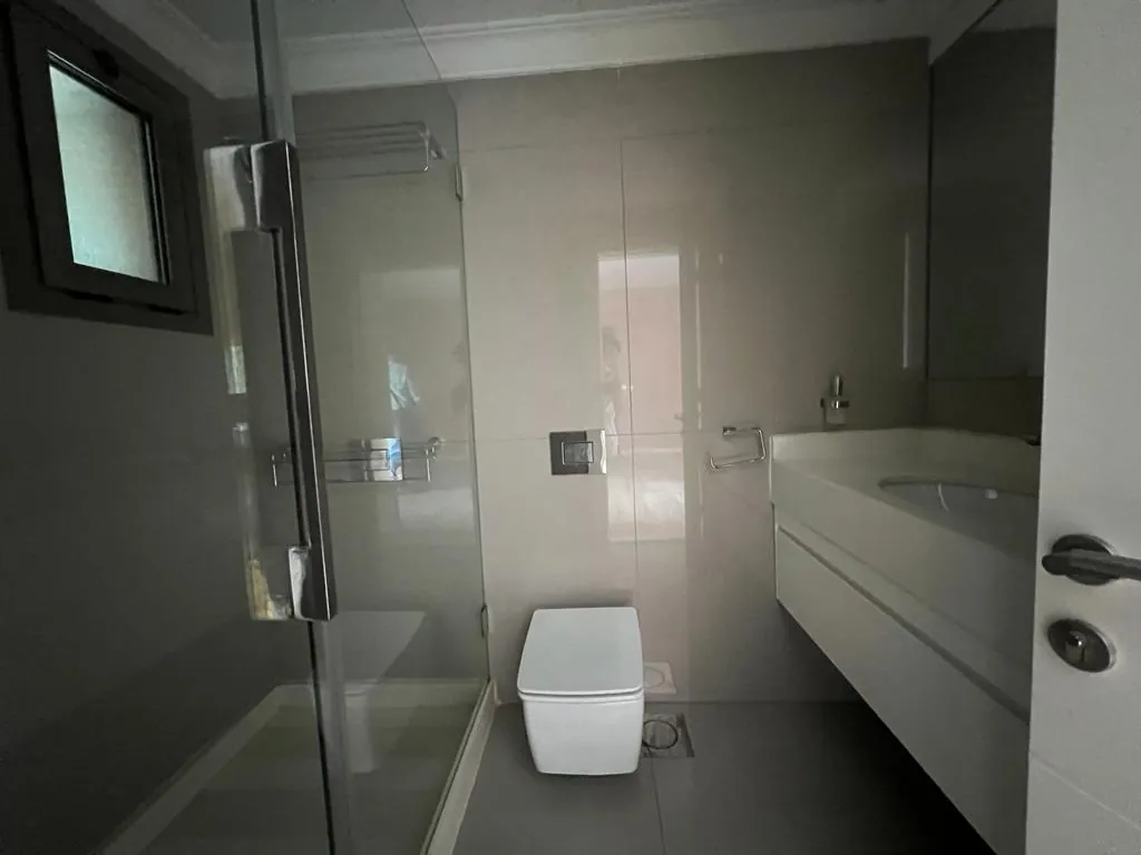Spacious Apartment With a Terrace For Sale in Achrafieh, Saydeh — الصورة 10