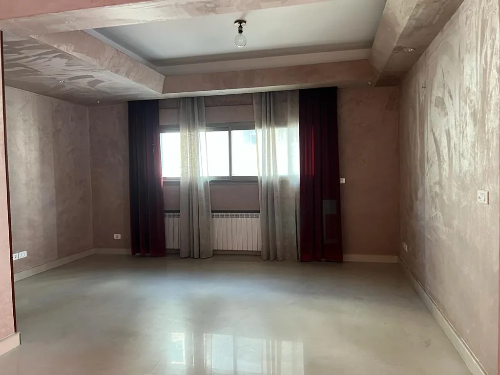 Spacious Apartment With a Terrace For Sale in Achrafieh, Saydeh — الصورة 2