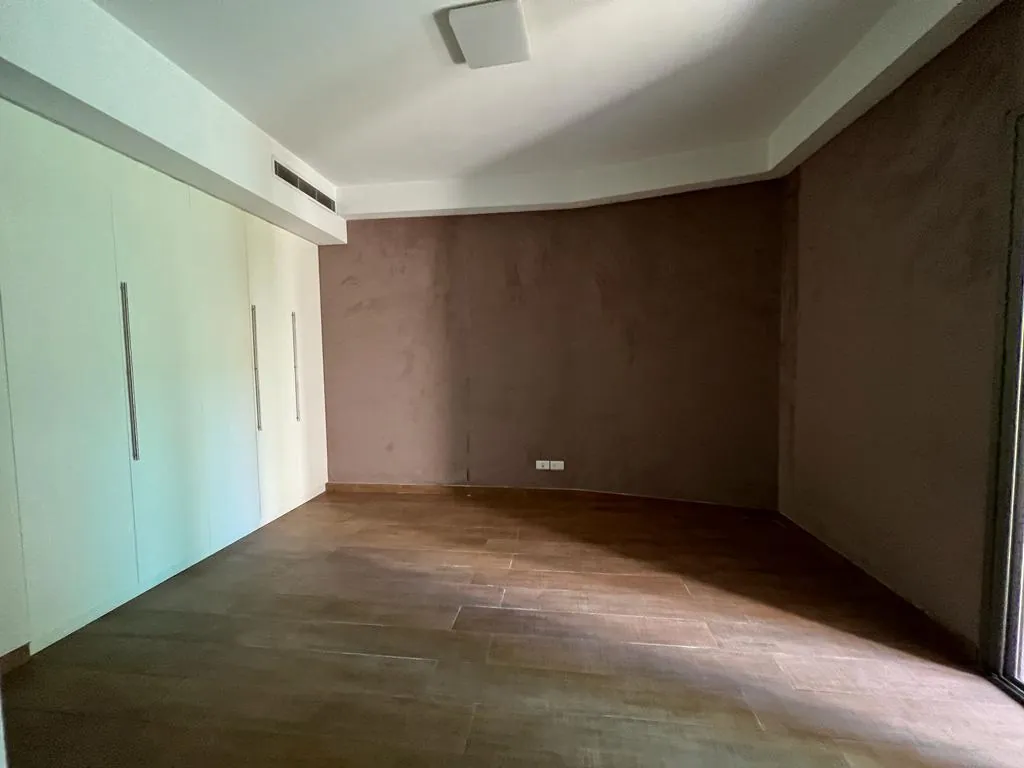 Spacious Apartment With a Terrace For Sale in Achrafieh, Saydeh — الصورة 3