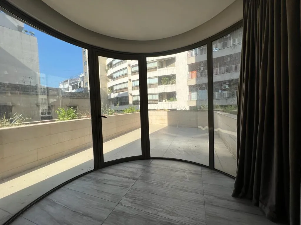 Spacious Apartment With a Terrace For Sale in Achrafieh, Saydeh — الصورة 4