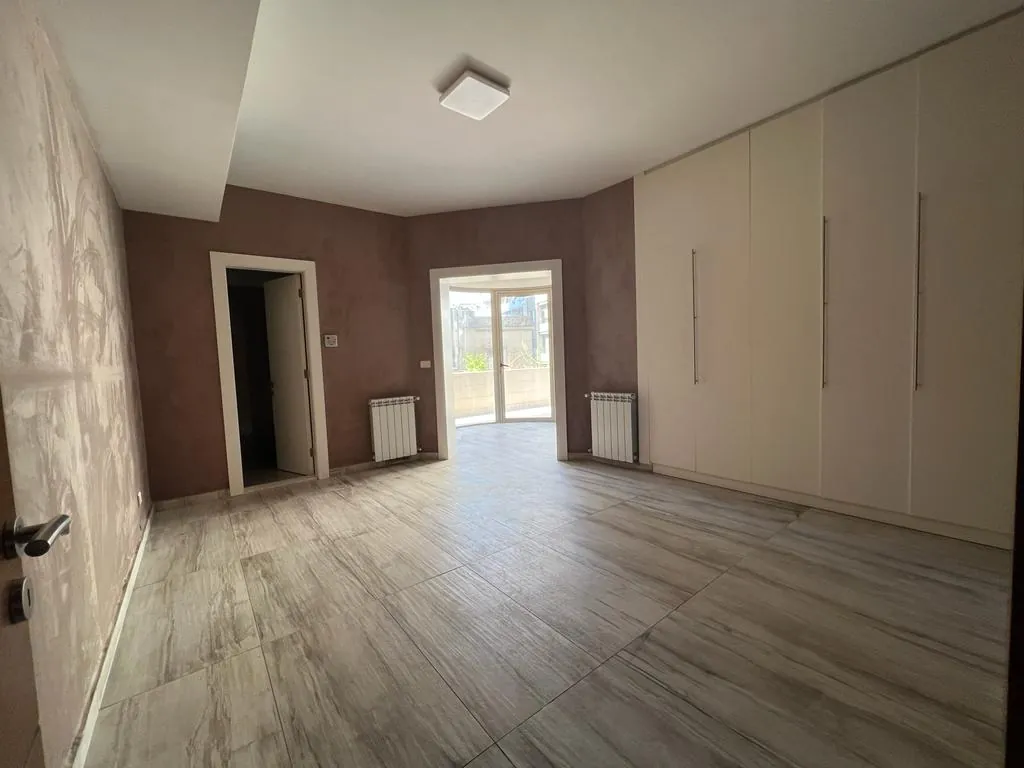 Spacious Apartment With a Terrace For Sale in Achrafieh, Saydeh — الصورة 5