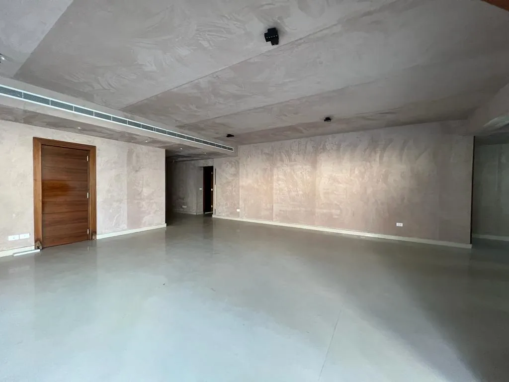 Spacious Apartment With a Terrace For Sale in Achrafieh, Saydeh — الصورة 6