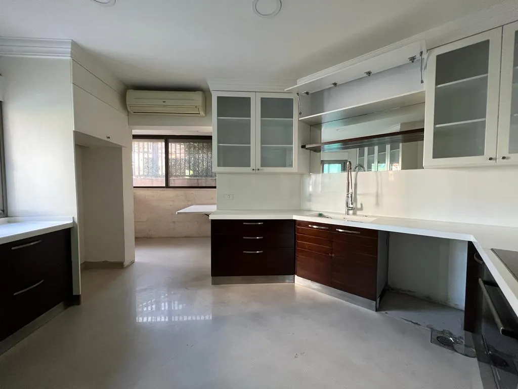Spacious Apartment With a Terrace For Sale in Achrafieh, Saydeh — الصورة 7