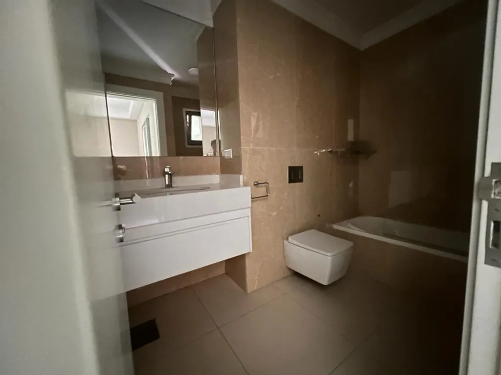 Spacious Apartment With a Terrace For Sale in Achrafieh, Saydeh — الصورة 8
