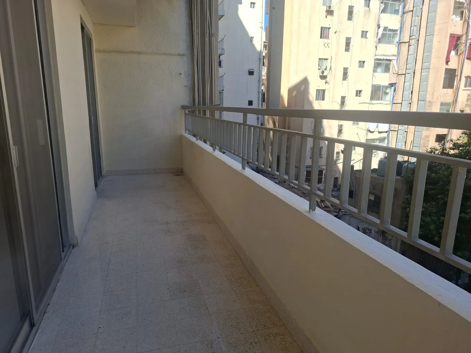 Newly Renovated 3-Bedroom Apartment For Sale in Corniche Canal 7, Beirut — الصورة 3