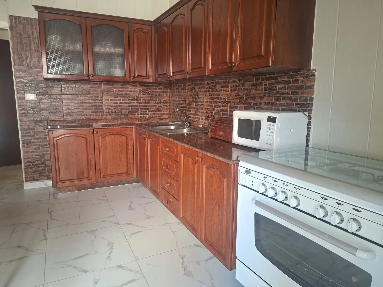 Newly Renovated 3-Bedroom Apartment For Sale in Corniche Canal 7, Beirut — الصورة 4