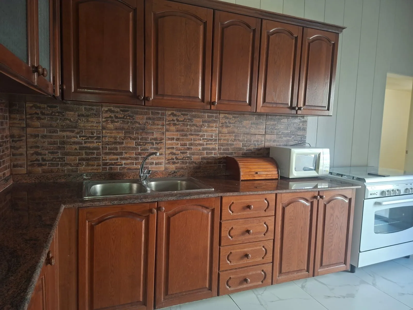 Newly Renovated 3-Bedroom Apartment For Sale in Corniche Canal 7, Beirut — الصورة 5