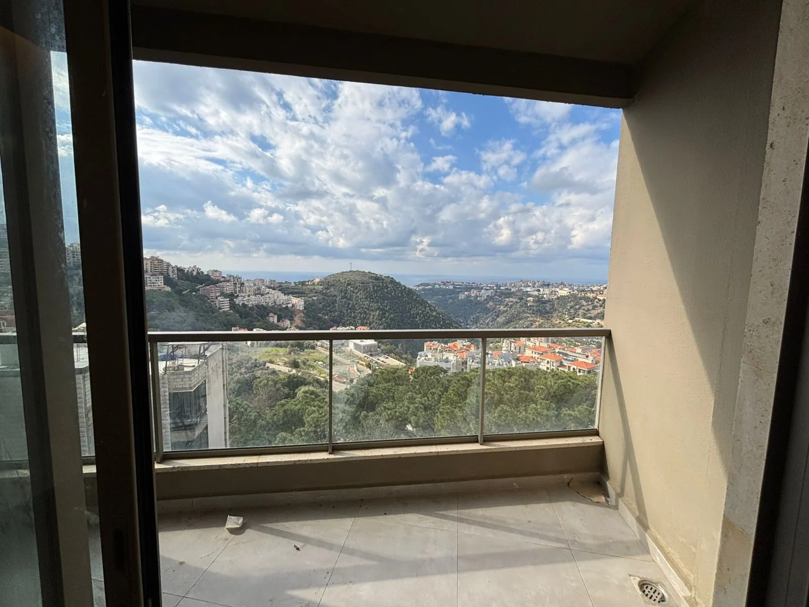 Decorated Apartment With A Beautiful View For Sale in Zikrit — الصورة 3