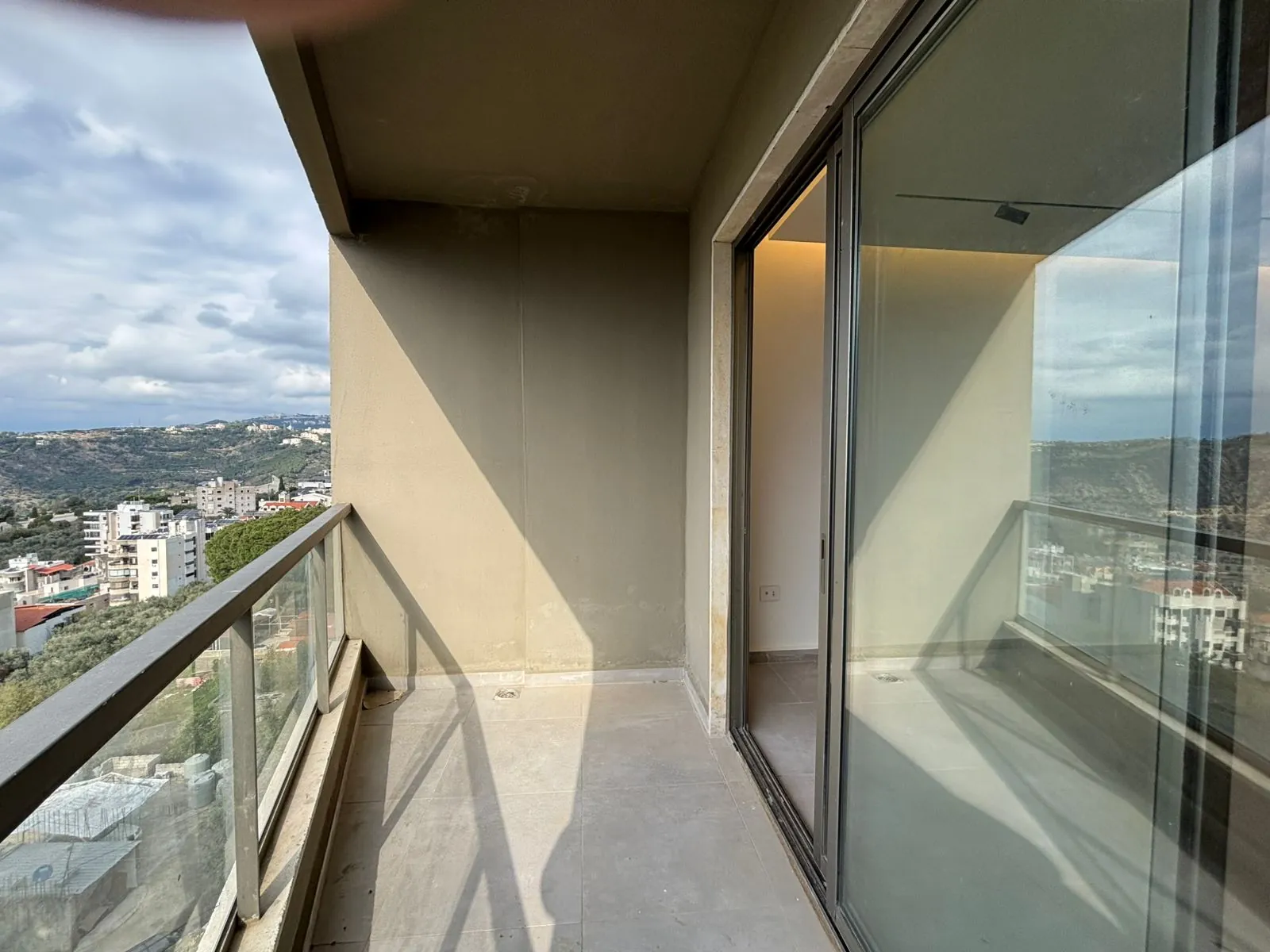 Decorated Apartment With A Beautiful View For Sale in Zikrit — الصورة 4
