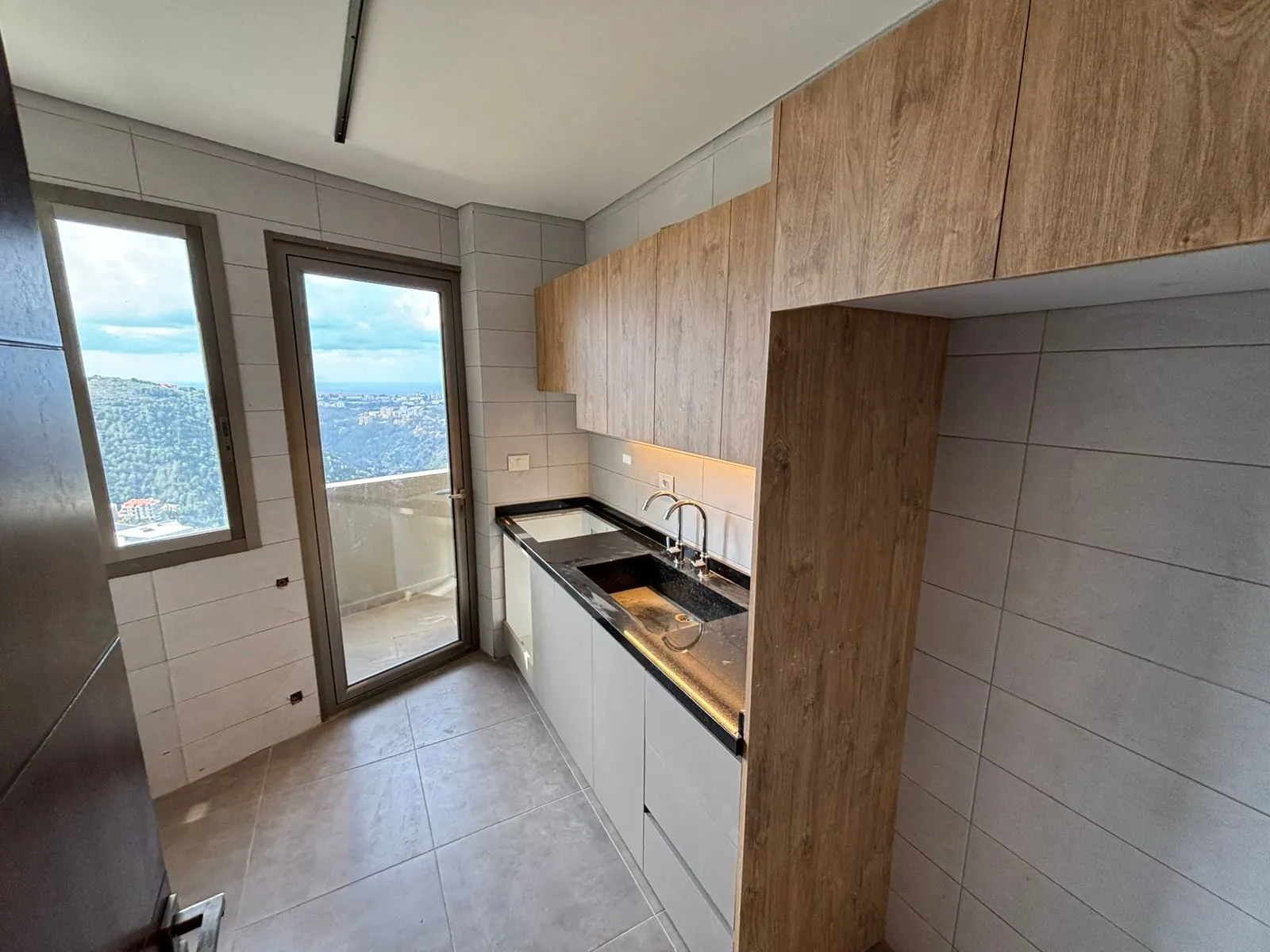 Decorated Apartment With A Beautiful View For Sale in Zikrit — الصورة 5
