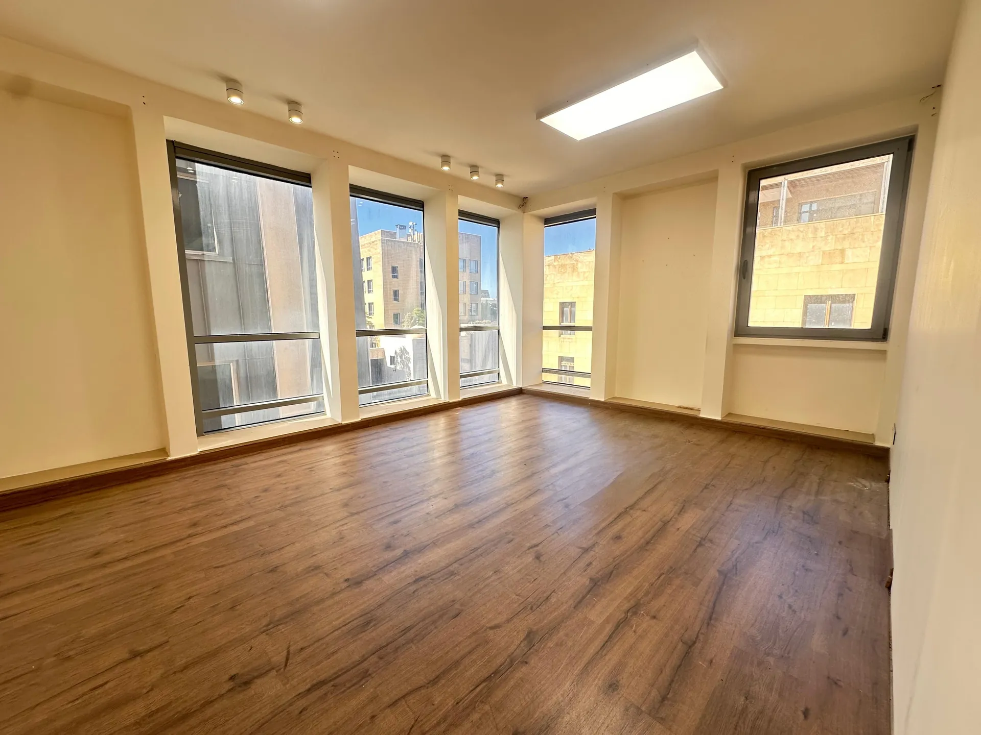 285 SQM Ready to Move-in Office For Rent Downtown — الصورة 2