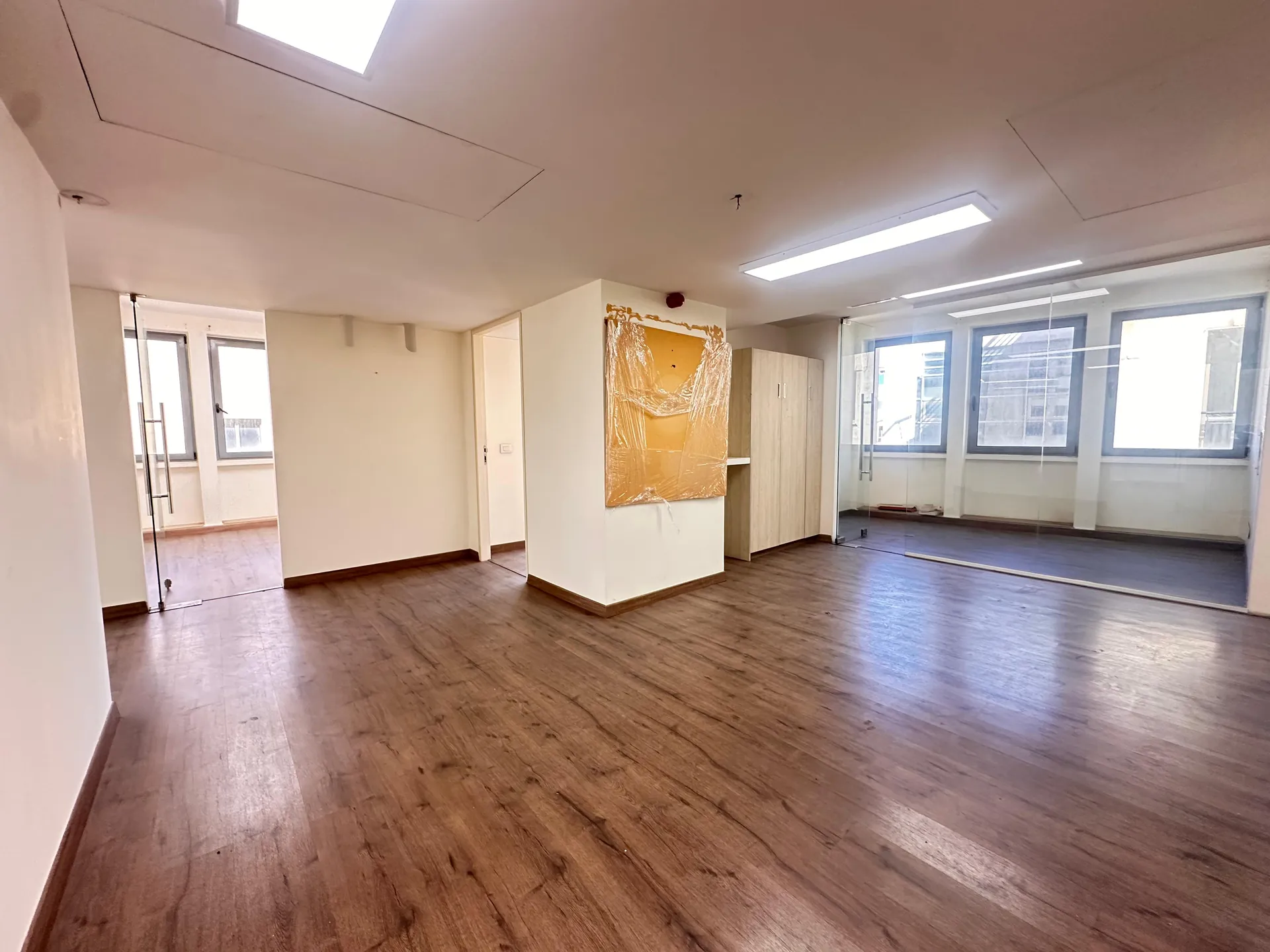 285 SQM Ready to Move-in Office For Rent Downtown — الصورة 3
