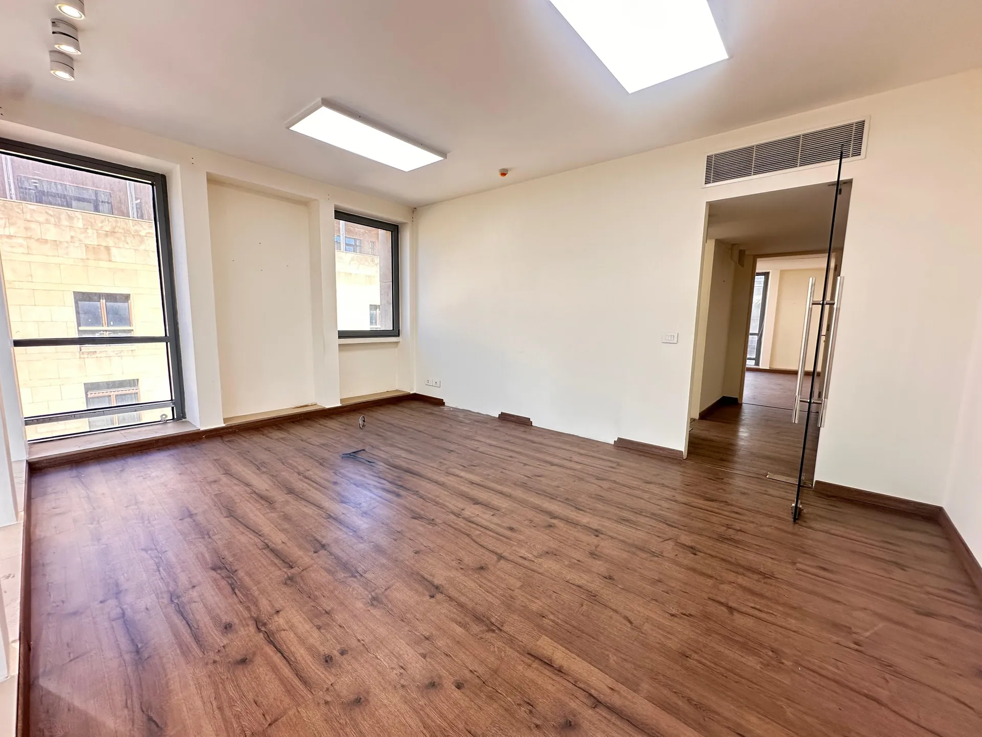 285 SQM Ready to Move-in Office For Rent Downtown — الصورة 4