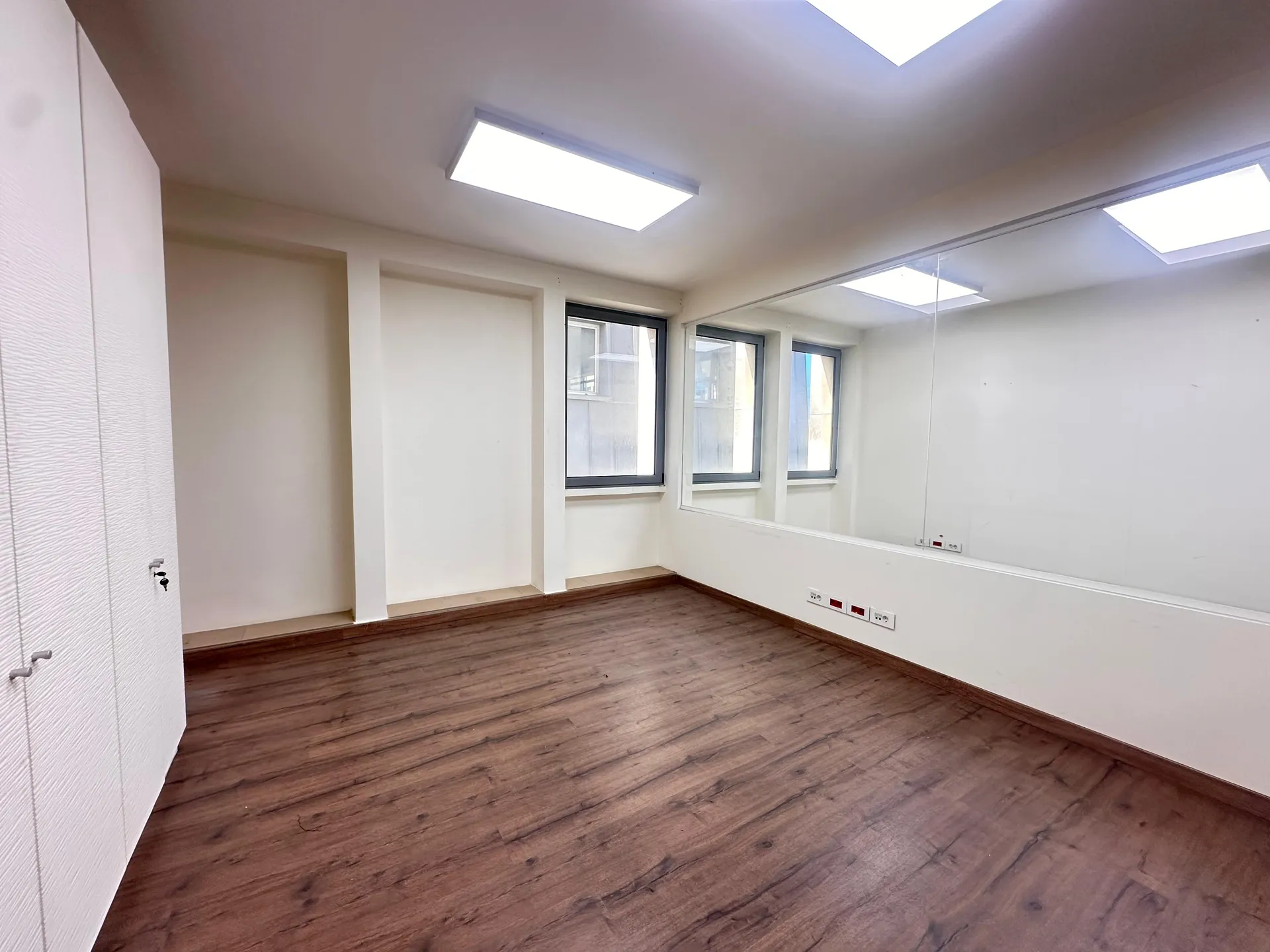 285 SQM Ready to Move-in Office For Rent Downtown — الصورة 5