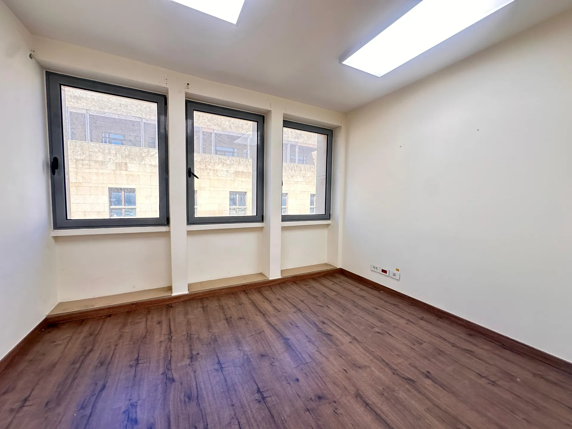 285 SQM Ready to Move-in Office For Rent Downtown — الصورة 6