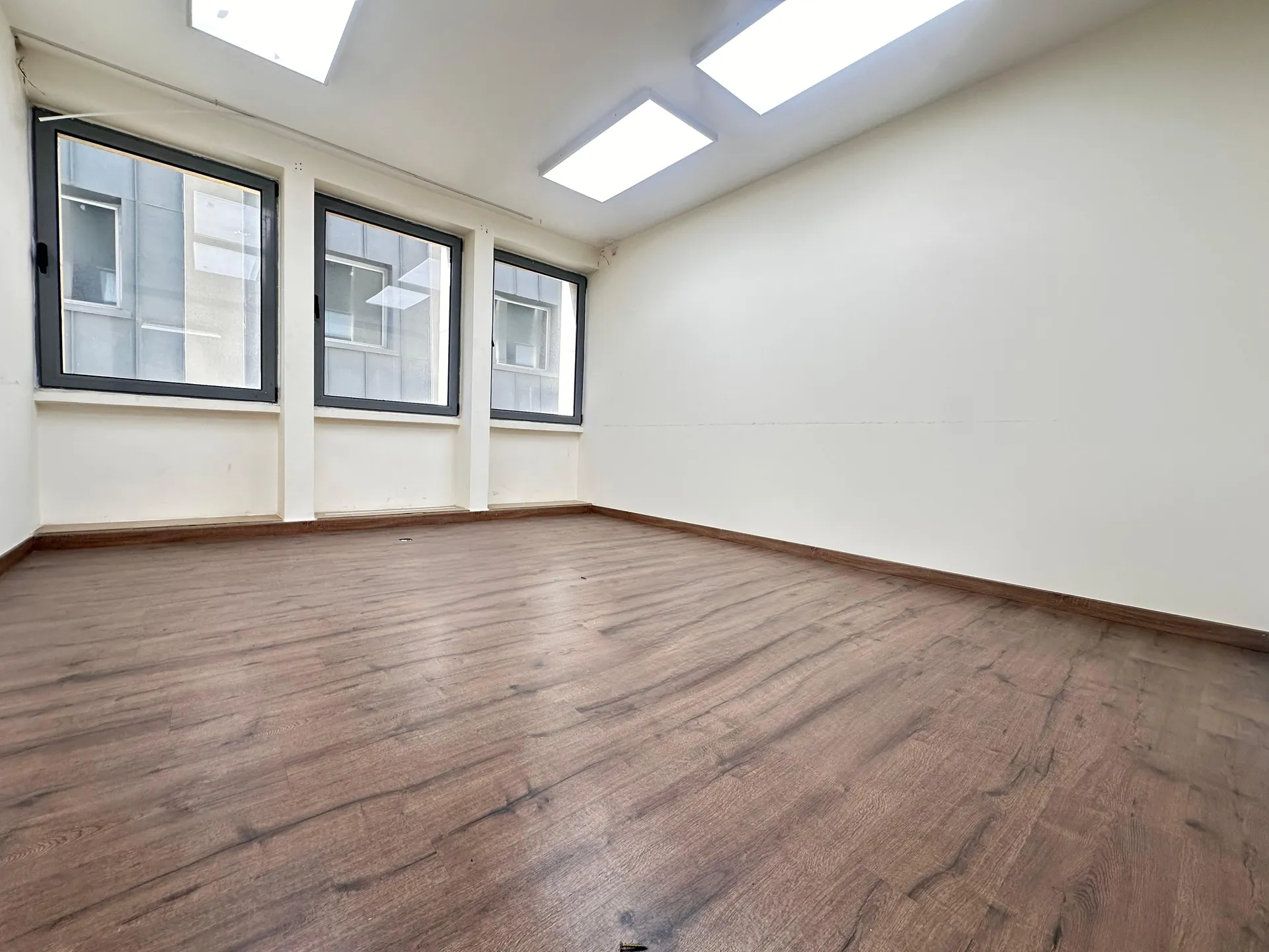 285 SQM Ready to Move-in Office For Rent Downtown — الصورة 7