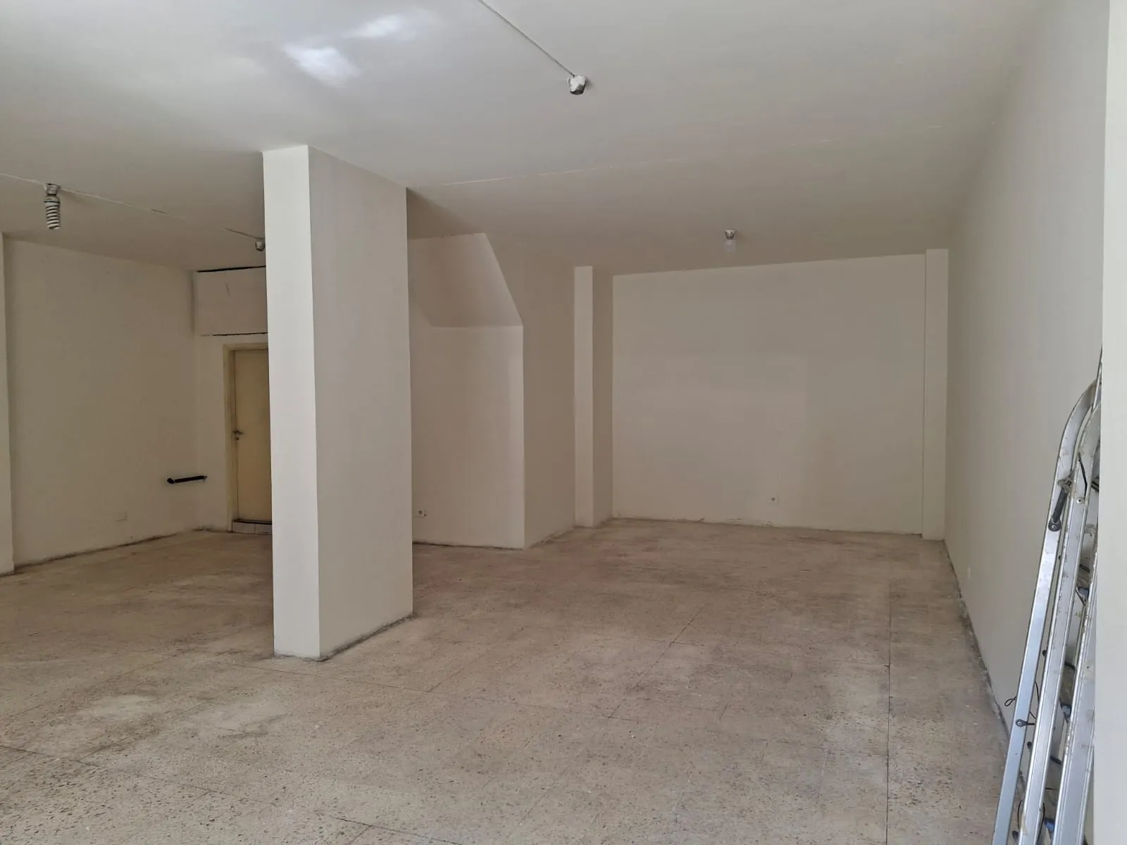 Spacious Shop For Sale In Sarba — الصورة 3