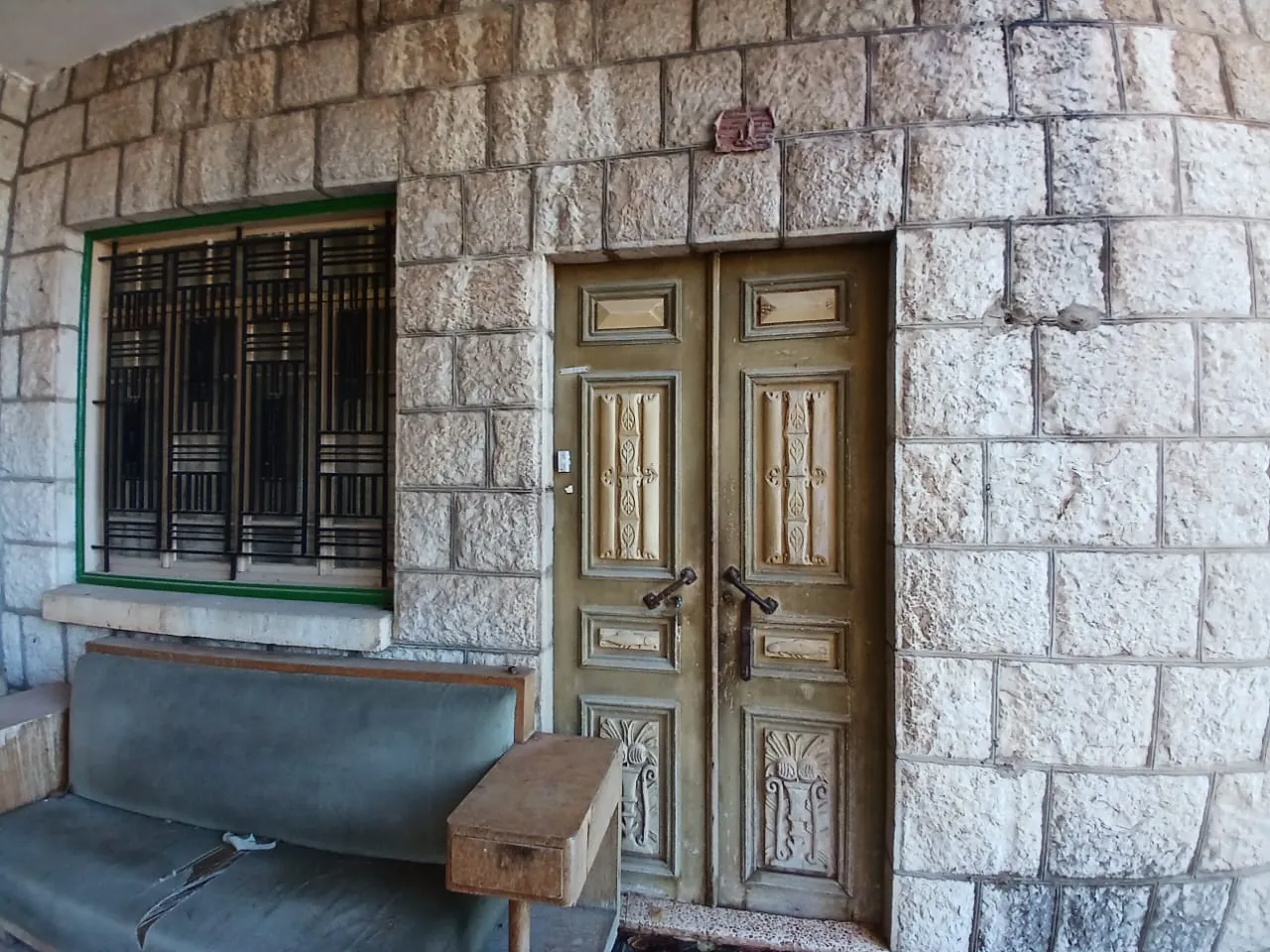 Traditional Old Lebanese House With Land For Sale in Khenchara — الصورة 6