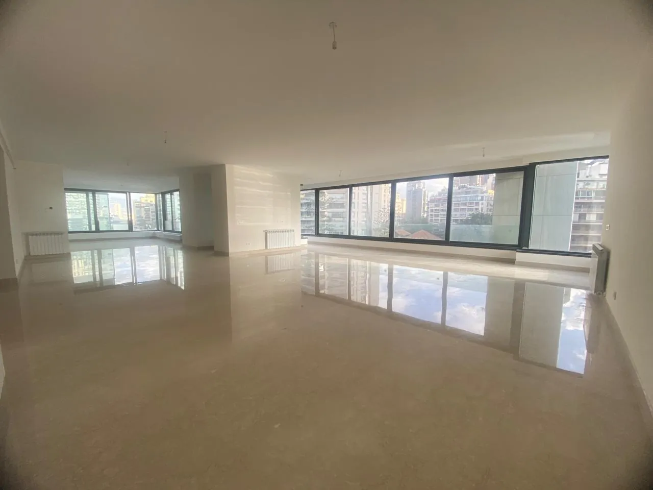 Luxury Living! Apartment with Sea & City View For Rent in Clemenceau, Ras Beirut — الصورة 2