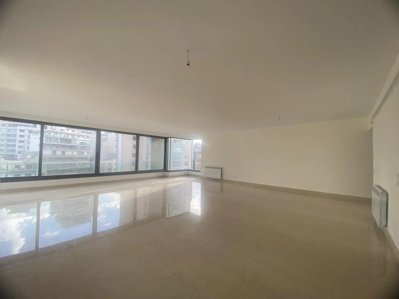 Luxury Living! Apartment with Sea & City View For Rent in Clemenceau, Ras Beirut — الصورة 3