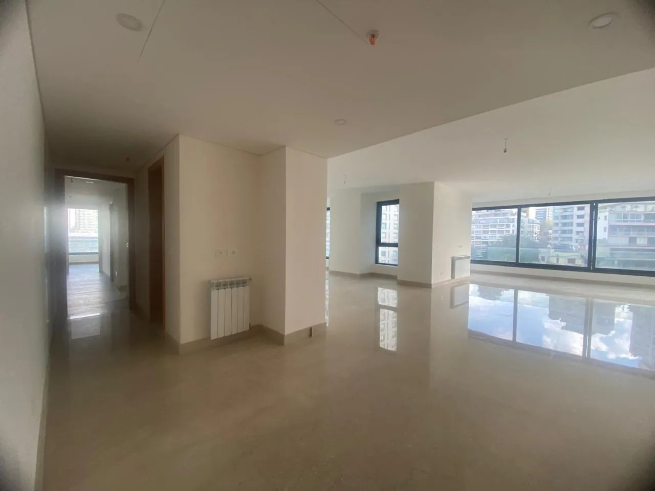 Luxury Living! Apartment with Sea & City View For Rent in Clemenceau, Ras Beirut — الصورة 6