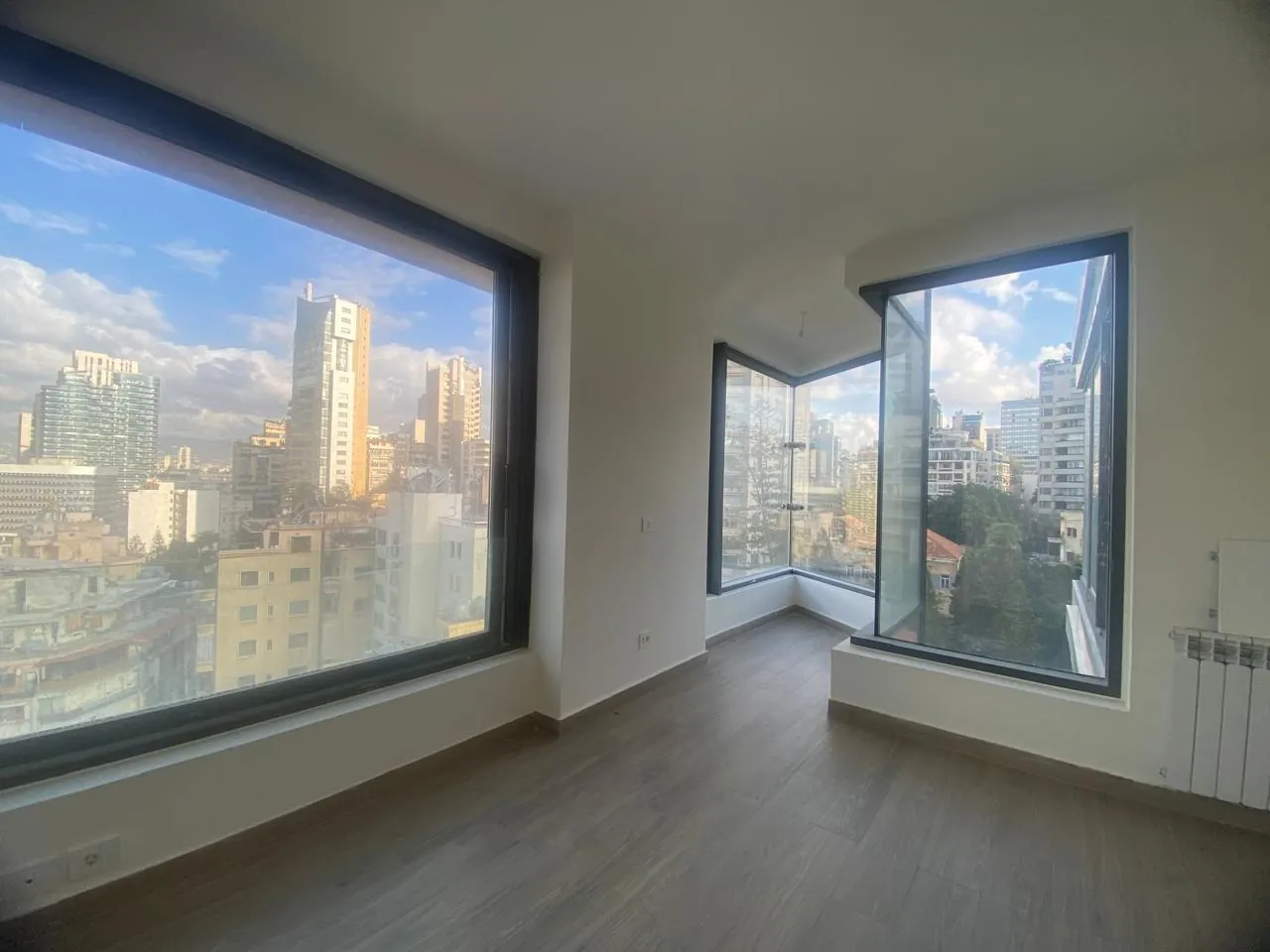 Luxury Living! Apartment with Sea & City View For Rent in Clemenceau, Ras Beirut — الصورة 7